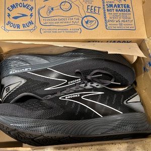 Nwb brooks levitate 6 11.5